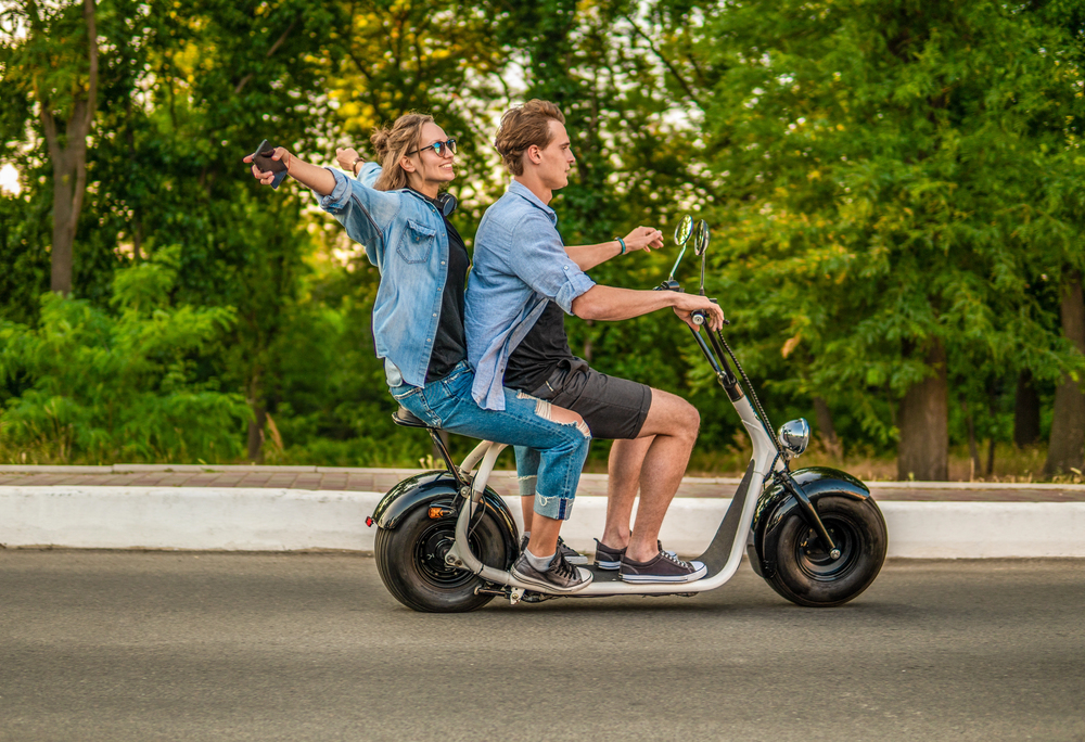 E-Scooter mit Sitz - wer bietet sie an und was kosten sie? Unser Ratgeber